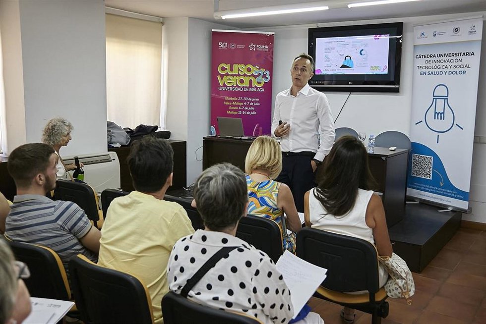 Conferencia de Alejandro Luque, director del curso "¿Cómo afrontar el dolor?"