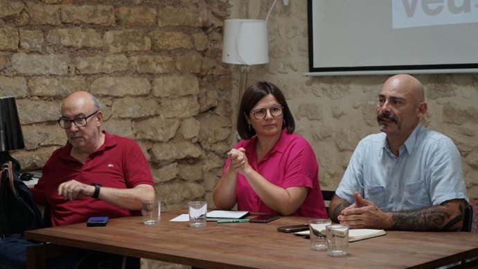 El cabeza de lista de Sumar-Compromís por Alicante al Congreso, Txema Guijarro, la 'número 2', Inma Orozco, y el cabeza de lista al Senado, Manuel Alcaraz.