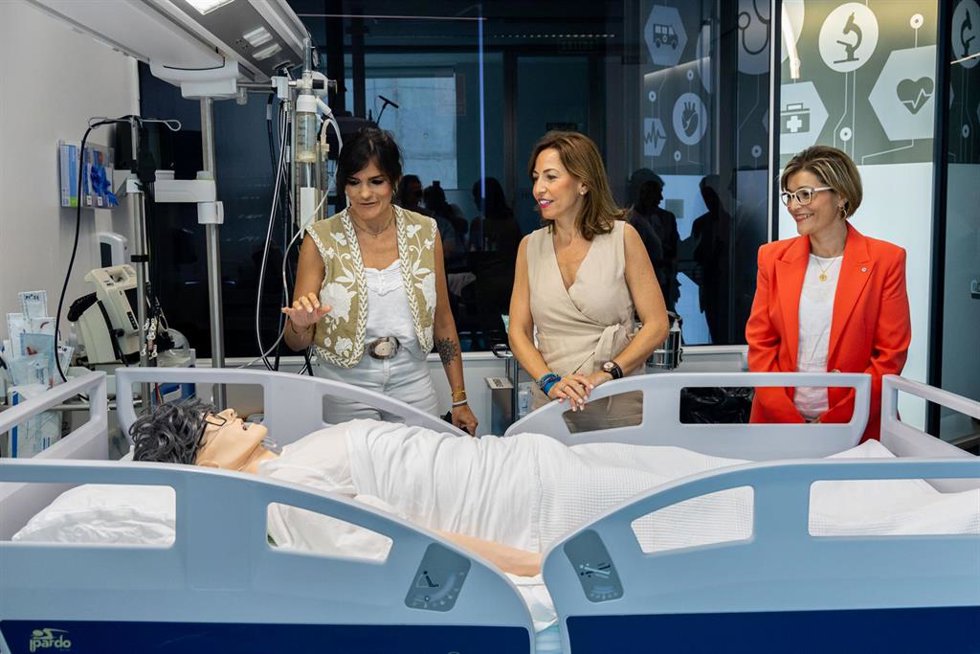 La alcaldesa de Zaragoza, Natalia Chueca, en la USJ donde se ha reunido con su rectora, Berta Sáez