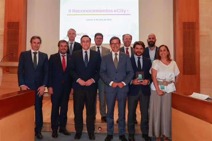 El consejero de Universidad e Innovación, José Carlos Gómez Villamandos y el consejero de Políticas para Industria y Energía, Jorge Paradela, en la entrega de los II Reconocimientos eCity+ a cinco empresas del PCT Cartuja.