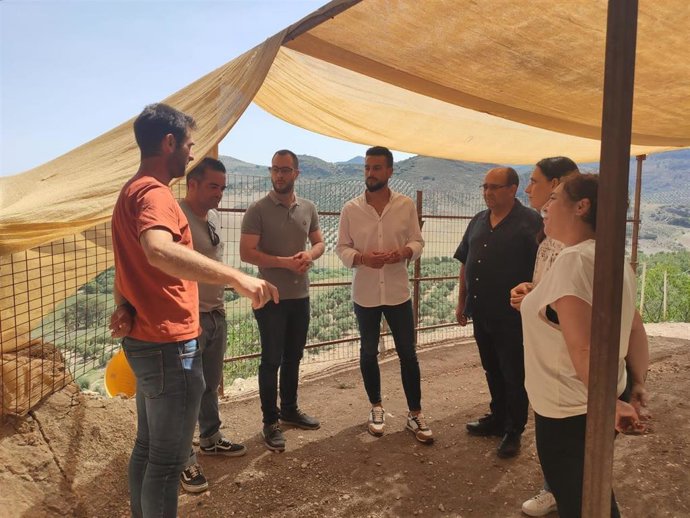 Visita al yacimiento de la Cueva de Malalmuerzo en Moclín.
