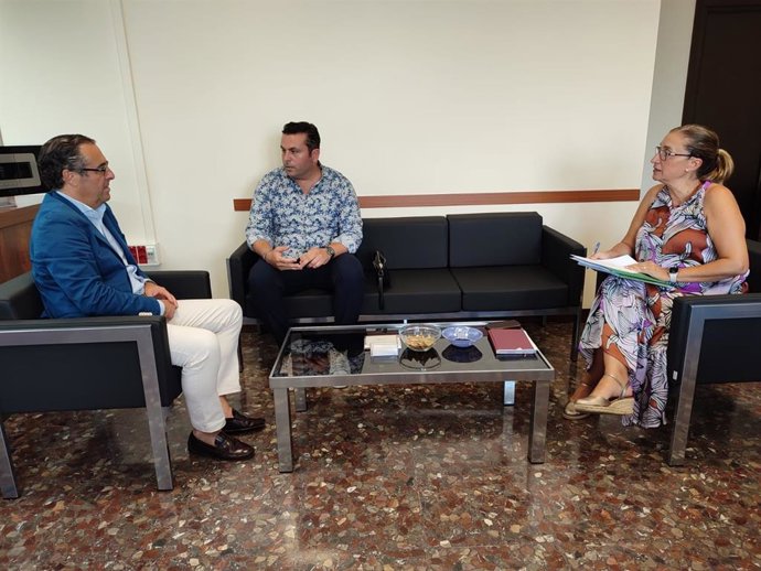 El delegado territorial de Desarrollo Educativo , Miguel Briones, y la jefa del servicio de Planificación y Escolarización Educativa, Eva Sánchez, se han reunido con el director del CEIP Blas Infante de la capital, Antonio Lara.