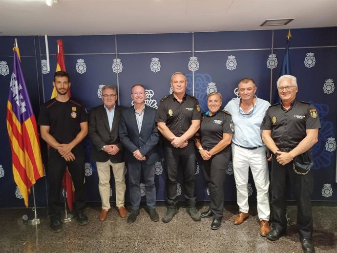 El regidor de Seguridad Ciudadana y Civismo del Ayuntamiento de Palma, Miguel Busquets, visita la Jefatura Superior de Policía en Balear.