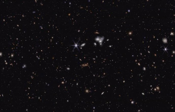 Una vista ampliada de las imágenes capturadas por el Telescopio Espacial James Webb en luz infrarroja cercana para el Sondeo Cosmic Evolution Early Release Science (CEERS).