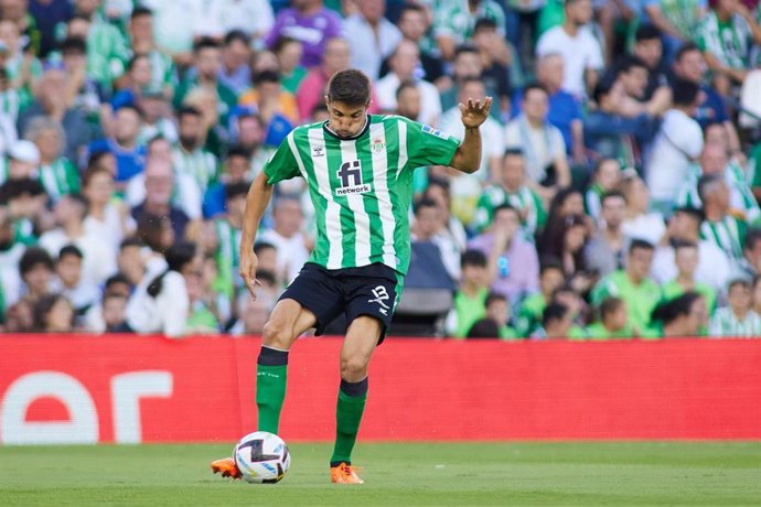 Archivo - El central Edgar González, nuevo jugador de la UD Almería, en un partido con el Real Betis.