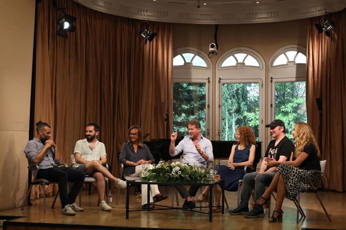 SGAE ha organizado un debate en torno a la adaptación literaria a la televisión con creadores como Nacho Carretero (Fariña), María Dueñas (El tiempo entre costuras) y Blue Jeans (La chica invisible).