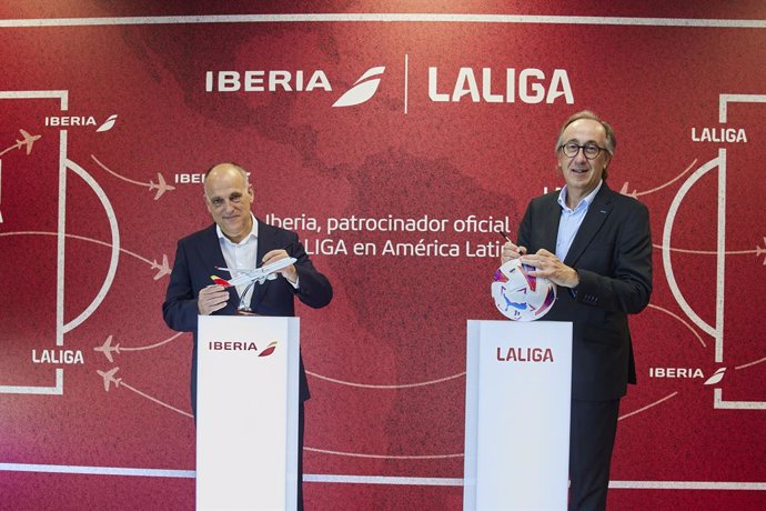 Los presidentes de LaLiga, Javier Tebas, y de Iberia, Fernando Candela, celebran el acuerdo de colaboración entre la patronal de clubes y la aerolínea española.