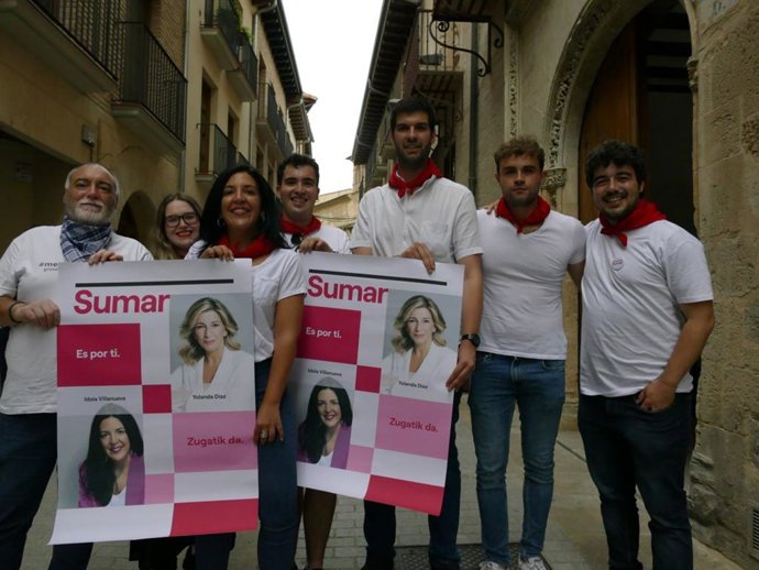 Idoia Villanueva (centro), cabeza de lista de Sumar al Congreso por Navarra, sujetando carteles de la coalición en el inicio de la campaña electoral.