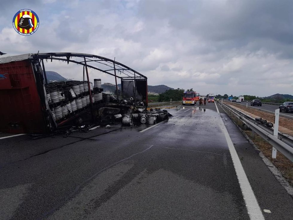 El incendio de un camión que transportaba barriles de cerveza obliga a cortar varios carriles en la AP-7