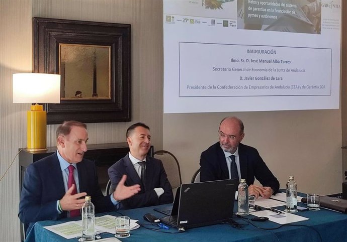 El presidente de la Confederación de Empresarios de Andalucía (CEA) y de Garántia SGR, Javier González de Lara, participa en los Cursos de Verano de la Olavide en Carmona