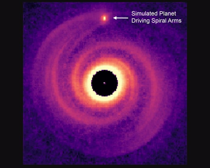 Imagen de un planeta gigante impulsando brazos espirales en un disco protoplanetario a partir de simulaciones teóricas.