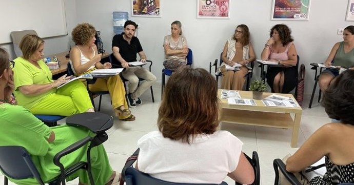 La candidata número uno al Senado por el PSOE de Huelva, María Eugenia Limón, en su encuentro con representantes del Colegio Profesional de Trabajo Social.