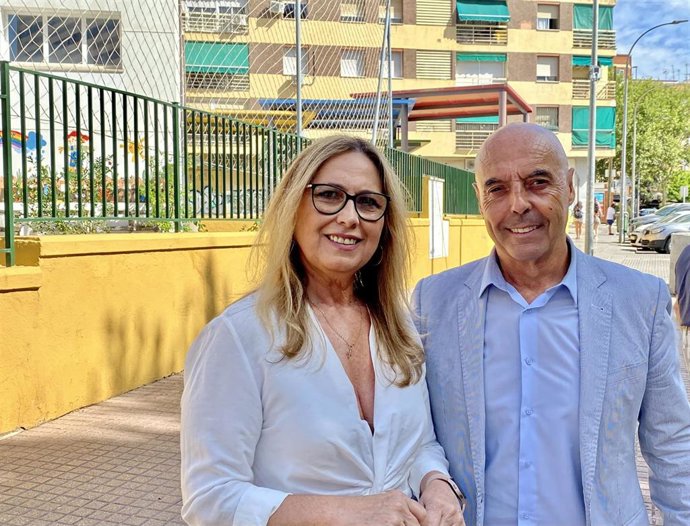 La cabeza de lista por el PSOE de Córdoba al Senado para las Elecciones Generales, María Ángeles Luna, y el portavoz del PSOE en el Ayuntamiento de Córdoba, Antonio Hurtado.