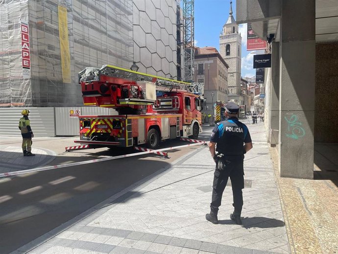 Dotaciones de bomberos trabajando en el incendio.