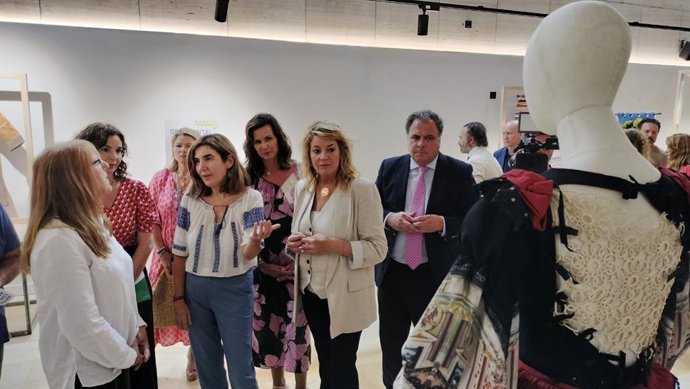 La consejera de Empleo, Empresa y Trabajo Autónomo, Rocío Blanco, junto a otras autoridades en la inauguración de la exposción en Huelva.