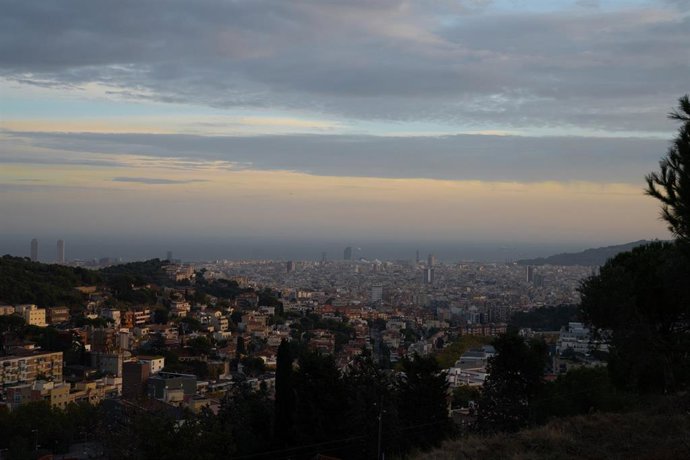 Archivo - Vista panorámica de la ciudad de Barcelona