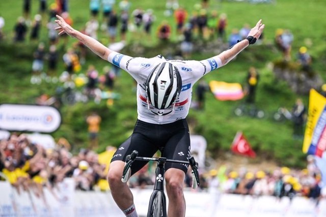 El ciclista esloveno Tadej Pogacar celebra su triunfo en la sexta etapa del Tour de Francia, con final en Cauterets.