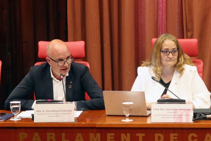 El conseller de Acción Climática, Alimentación y Agenda Rural de la Generalitat, David Mascort, y la presidenta de la comisión de Agricultura, Ganadería, Pesca, Alimentación y Mundo Rural del Parlament, Llusa Llop.