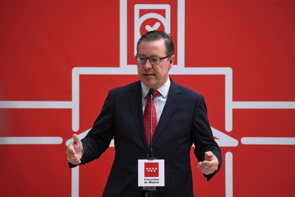 El secretario general del PP de Madrid, Alfonso Serrano, interviene durante el acto de toma de posesión de la presidenta de la Comunidad de Madrid, en la Real Casa de Correos, a 23 de junio de 2023, en Madrid (España). Ayuso ha sido investida como presi