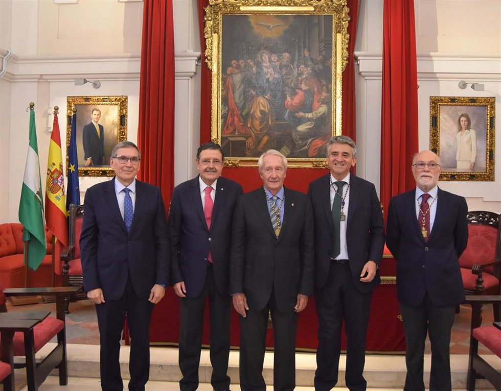 Los ponentes de la mesa redonda '¿Qué necesitamos eutanasia o cuidados paliativos?: Jaime Boceta Osuna, Tomás Chivato Pérez, Blas Rodríguez de Quesada Tello y Felipe Martínez Alcalá.