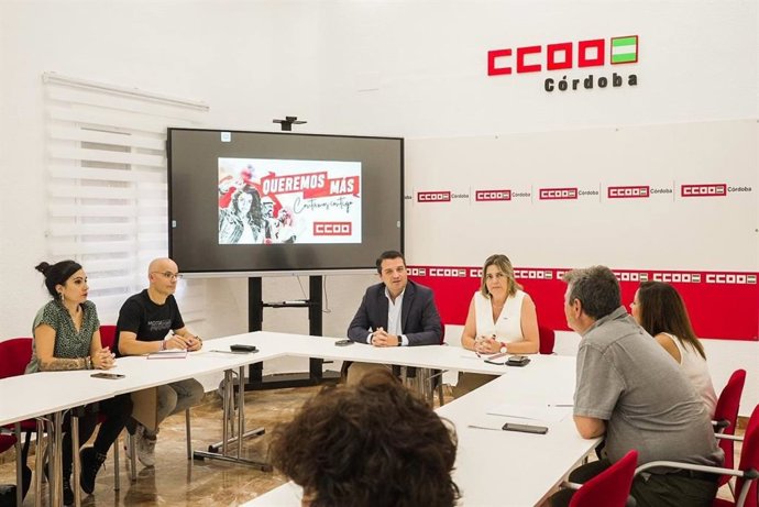 El alcalde de Córdoba, José María Bellido, y la secretaria general de CCOO en Córdoba, Marina Borrego, presiden el encuentro.