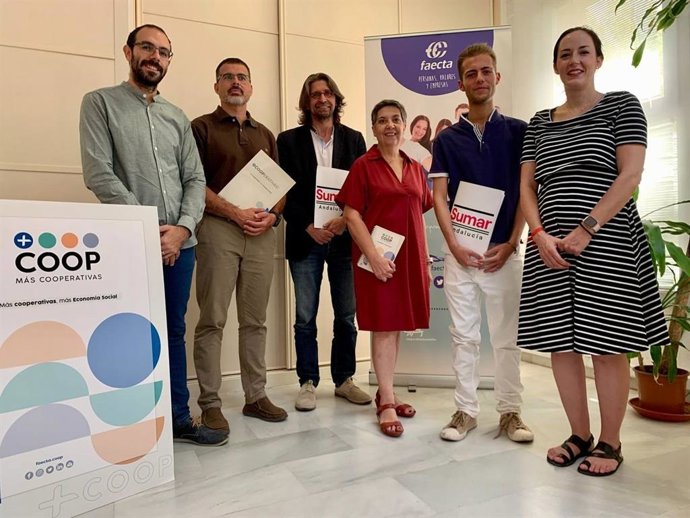 El candidato de Sumar por Sevilla, Francisco Sierra, se reúne con miembros de Faecta.