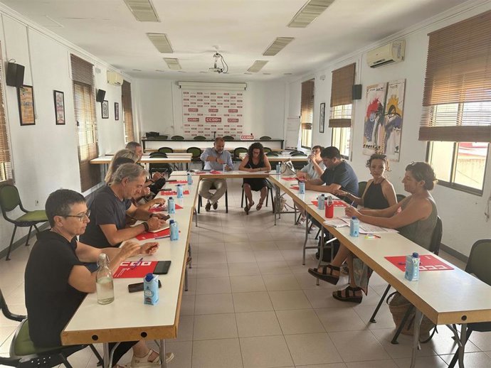 El candidato número uno al Congreso de los Diputados por Sumar en la provincia de Huelva, Rafael Sánchez Rufo, en su reunión con CCOO este jueves.