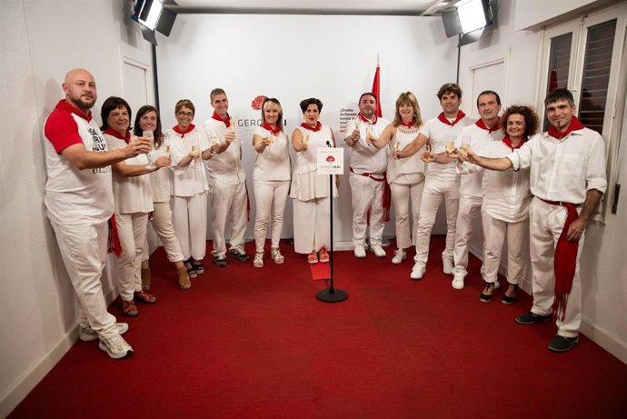 Brindis sanferminero de Geroa Bai horas antes del inicio a la campaña de las elecciones generales del 23 de julio.