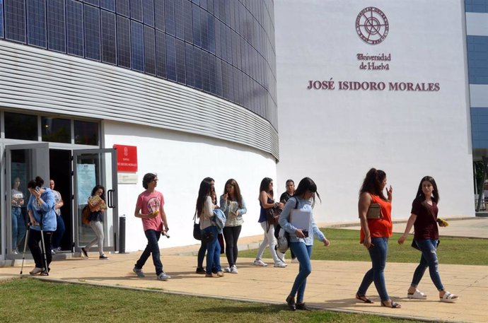 Archivo - Estudiantes en la Universidad de Huelva en una imagen de archivo.