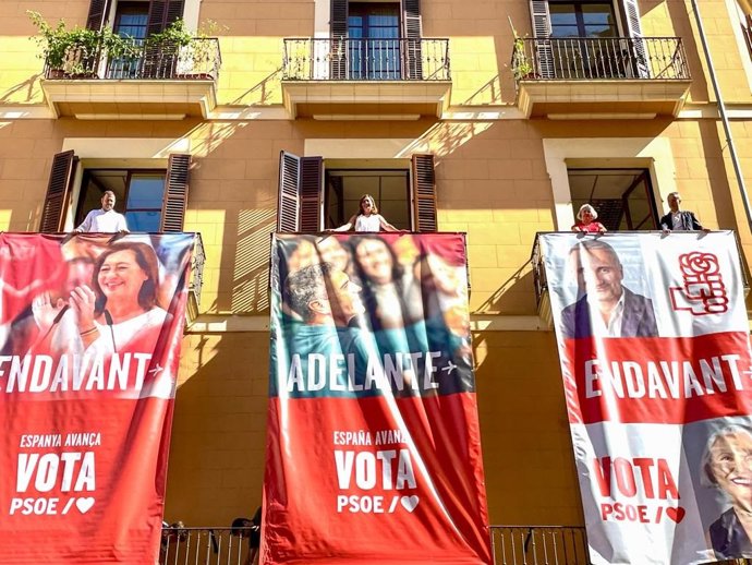 Colgada de carteles del PSIB en su sede Palma para las elecciones del 23J con la candidata al Congreso, Francina Armengol.