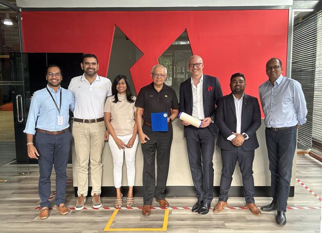 MAS Holdings and HeiQ administrators celebrate the deal that makes HeiQ AeoniQ stronger and scaled-up (From left to right: Nipuna Gunaratne - Sustainable Product Lead, MAS Holdings; Rajiv Dharmendra - Chief Executive Officer, MAS Intimates; Nemanthie Koo