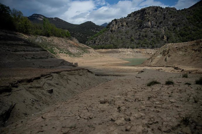 Imagen de archivo - Zona seca en el pantano de la Baells, a 26 de abril de 2023, en Barcelona, Catalunya (España). 