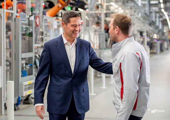 El director de recursos humanos y organización de Audi, Xavier Ros, con un empleado de la fábrica de Ingolstadt (Alemania)