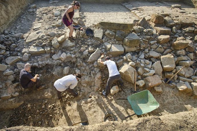 Excavación que ha descubierto una parte de la entrada monumental de la ciudad íbera de Ullastret (Girona)