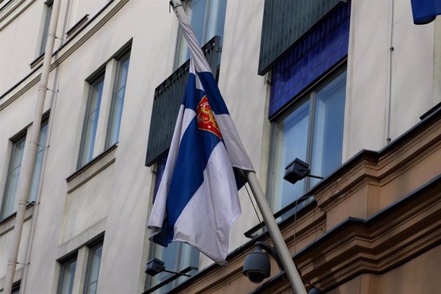 Archivo - Bandera de Finlandia en un consulado de Rusia.