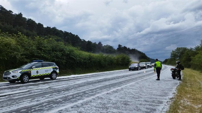 La Guardia Civil realiza multitud de auxilios a vehículos en la AP-15 en Iza por una granizada.