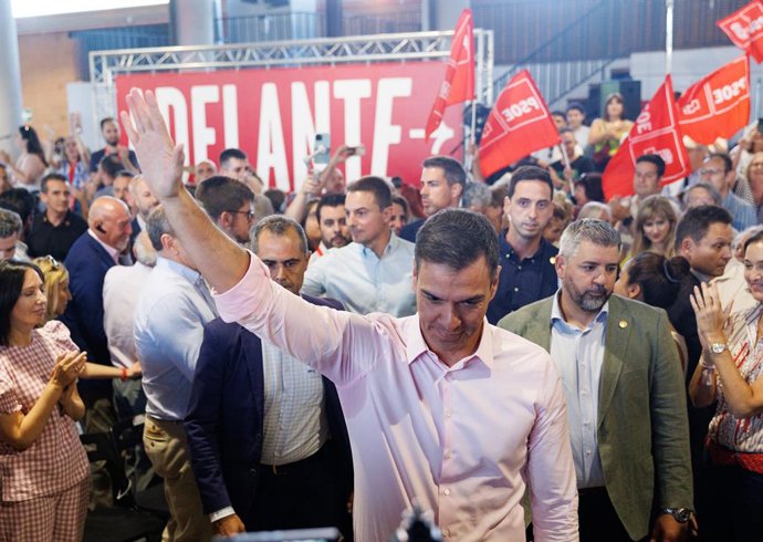 El secretari general del PSOE i president del Govern, Pedro Sánchez (c), a la seva arribada a l'acte d'inici de la campanya, en el Pavelló de Convencions de la Casa de Camp de Madrid, a 6 de juliol de 2023, a Madrid (Espanya). 
