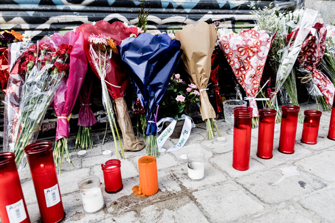 Ramos de flores y velas en la tienda de uniformes de trabajo Vistebien, donde el pasado lunes, 3 de julio, apuñalaron a Conchi, la dueña del establecimiento, en la Plaza de Tirso de Molina, a 5 de julio de 2023, en Madrid (España). 