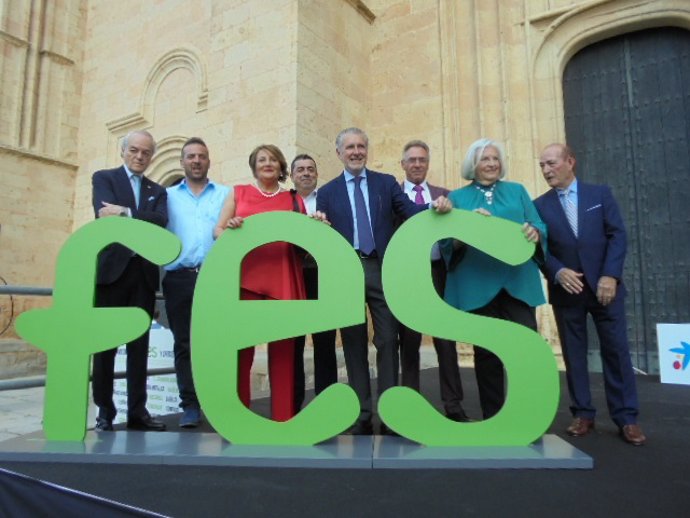 El presidente de FES, Andrés Ortega, con los premiados