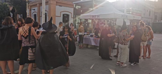 Mesa informativa del Movimiento Feminista de Mallorca por la investidura de Prohens.