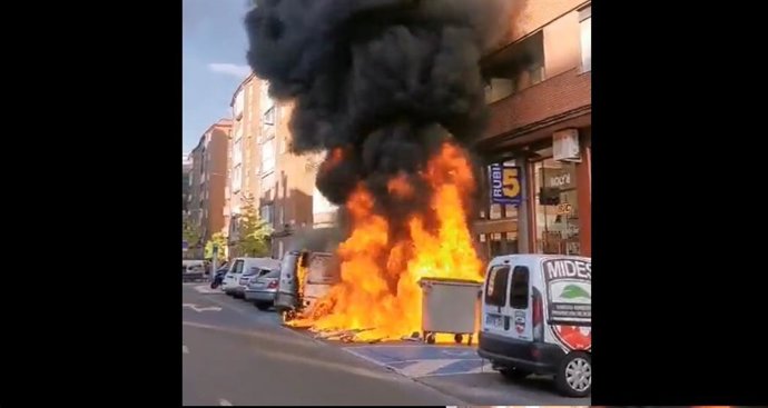 Suc.- Un incendio en tres contenedores provoca daños en dos vehículos y en un primer piso de un edificio en Valladolid