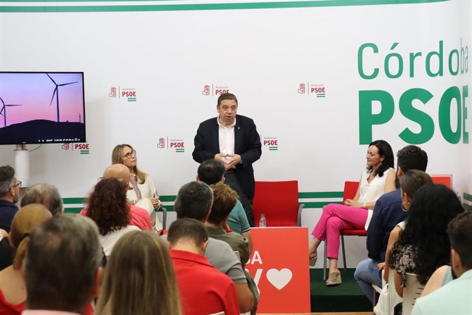 El cabeza de lista del PSOE al Congreso de los Diputados por Córdoba, Luis Planas, junto a Rafi Crespín (dcha.) y María de los Ángeles Luna, en el acto de inicio de campaña del 23J.