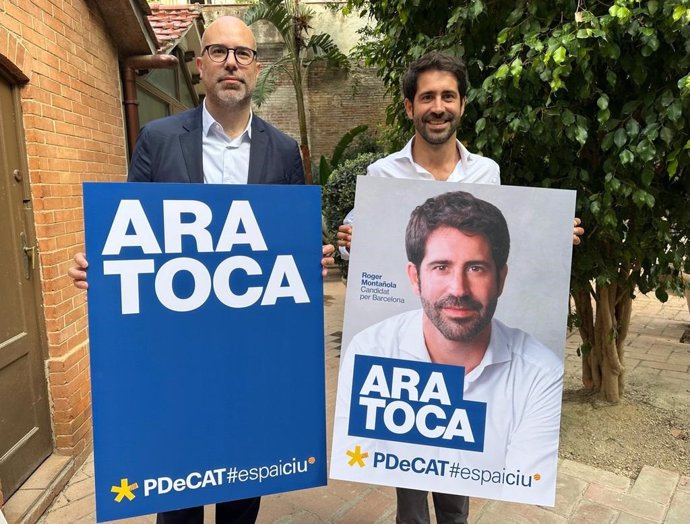 El cabeza de lista del PDeCAT-Espai CiU, Roger Montañola, con el secretario de Organización del PDeCAT, Genís Boadella