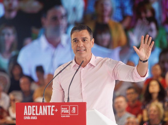 El secretario general del PSOE y presidente del Gobierno, Pedro Sánchez, interviene en el acto de inicio de la campaña, en el Pabellón de Convenciones de la Casa de Campo de Madrid, a 6 de julio de 2023, en Madrid (España). El mitin sirve para dar el pi