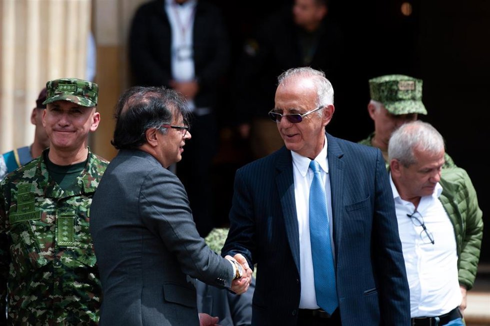 El ministro de Defensa colombiano, Iván Velásquez, y el presidente de Colombia, Gustavo Petro, en Bogotá