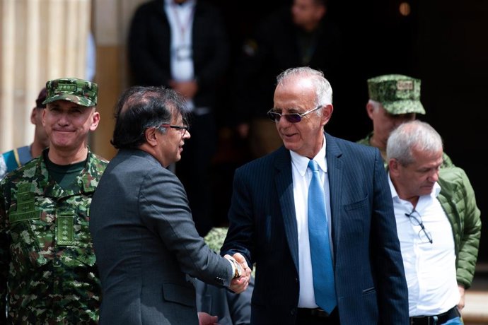 El ministro de Defensa colombiano, Iván Velásquez, y el presidente de Colombia, Gustavo Petro, en Bogotá