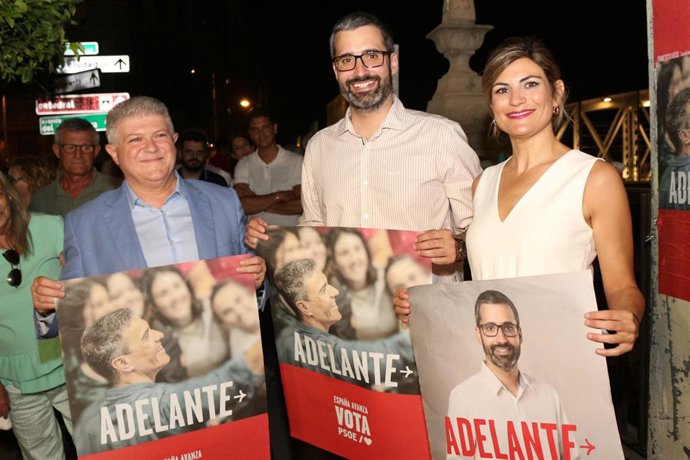 Pega carteles PSOE para 23J