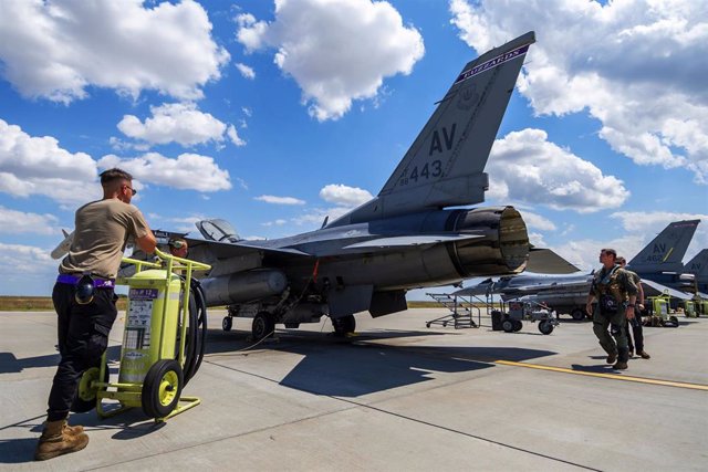 Archivo - Imagen de archivo de un caza F-16  en una base aérea en Rumanía