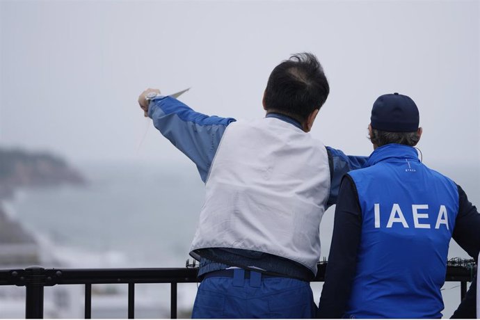 El director general del OIEA, Rafael Grossi, junto al presidente de Tokyo Electric Power, Tomoaki Kobayakawa, durante su visita a la central nuclear de Fukushima