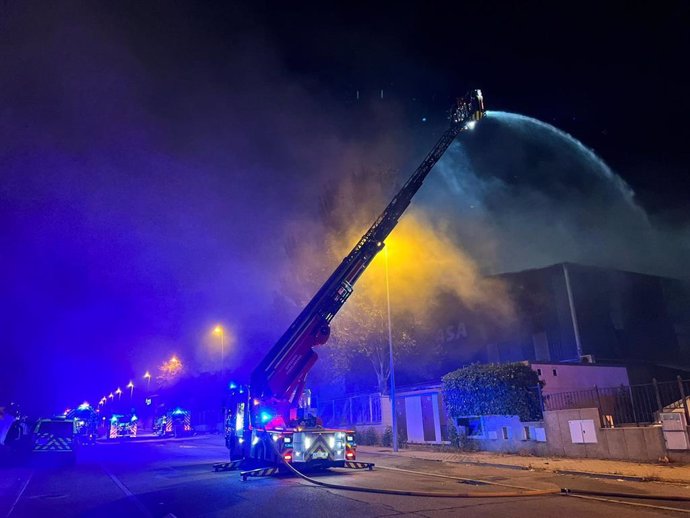 Incendio en una nave industrial en Fuenlabrada